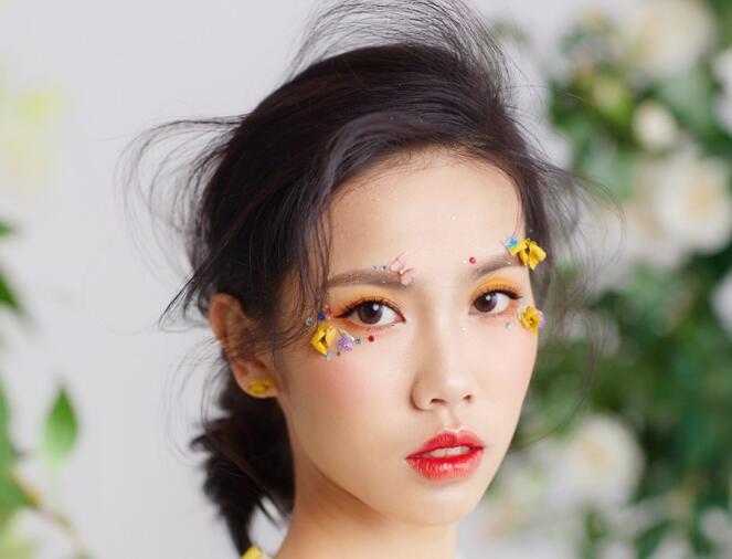 方型臉如何畫新娘妝？廣西南寧化妝學(xué)校教你