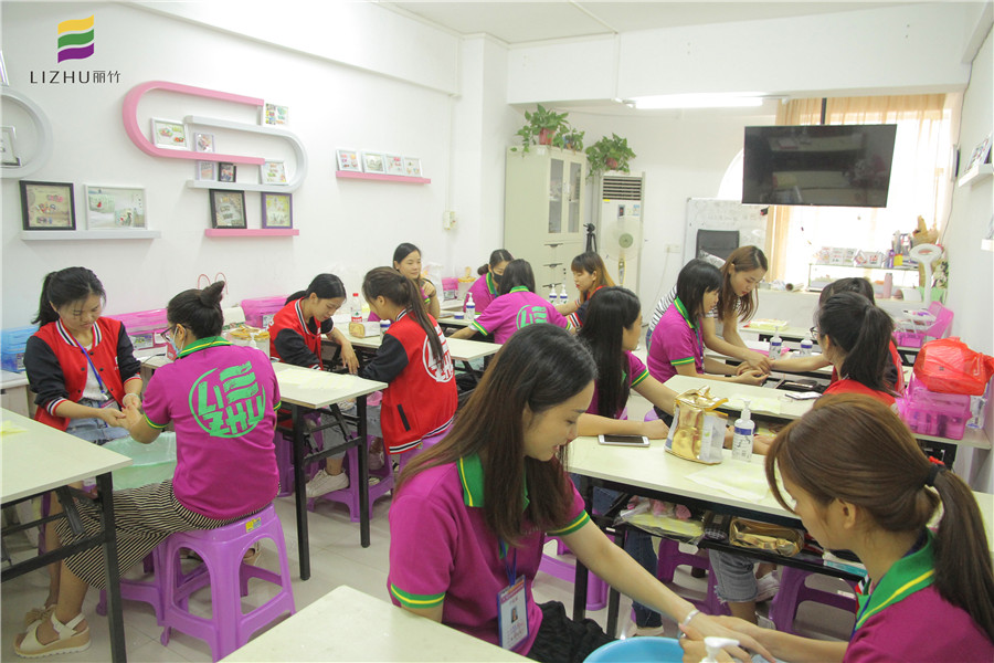 為什么要做手部護(hù)理？廣西排名前十美容學(xué)校把你解惑