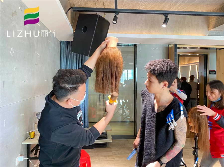 南寧美發(fā)學(xué)?？己耍悍叫螌哟?，圓形層次，三角堆積修剪