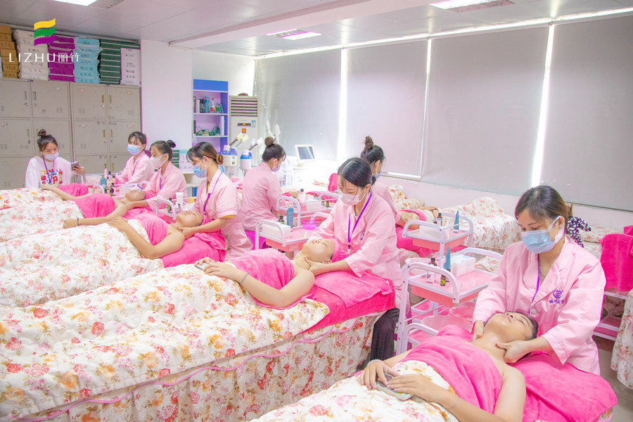 參觀麗竹美容學(xué)校課堂，感受廣西美容學(xué)校哪家教得好