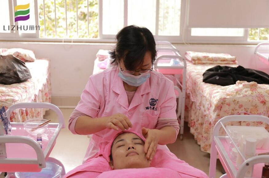 美容師不告訴你的皮膚護(hù)理小技巧，麗竹美容學(xué)校幫你找到啦