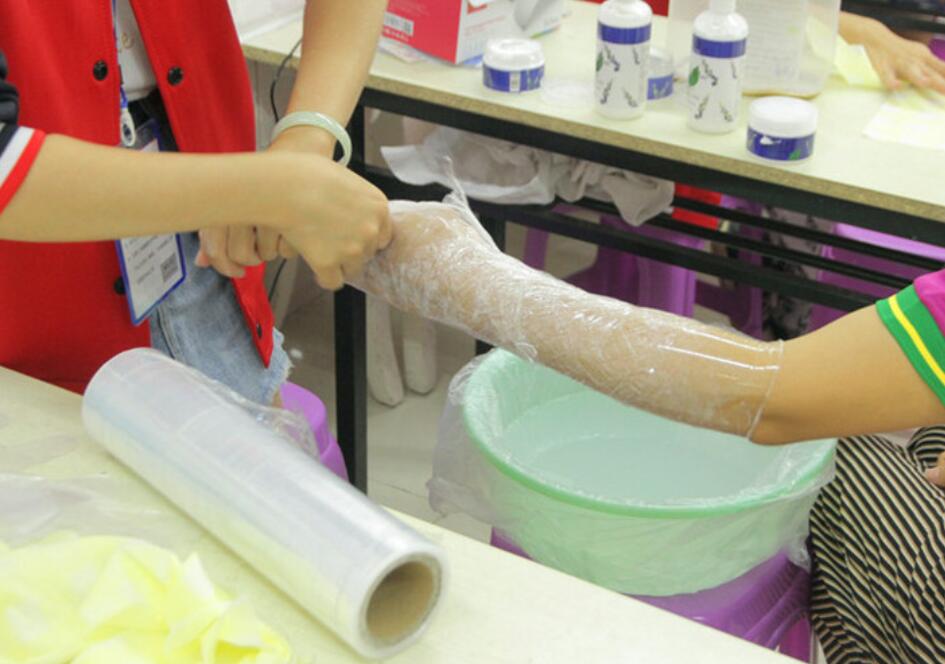 冬天手裂口子應(yīng)該怎么辦？廣西教美容護(hù)膚的學(xué)校找妙招