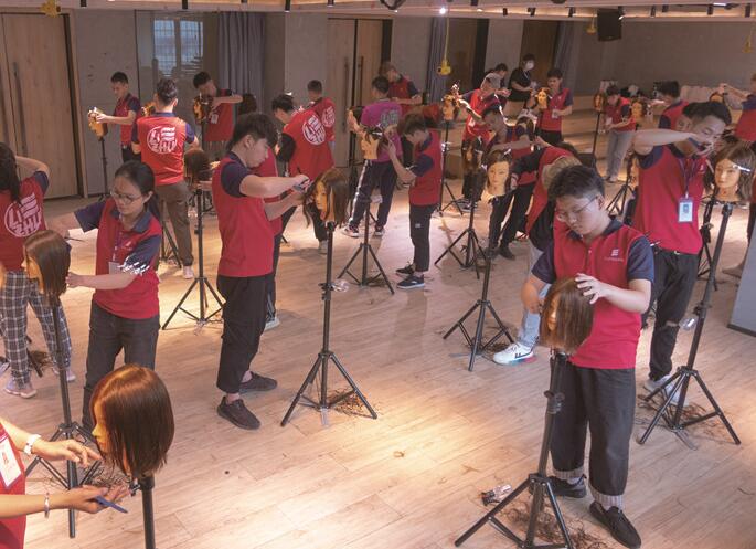 美發(fā)實操剪發(fā)常用手法，南寧美發(fā)基礎(chǔ)班學員正在練習