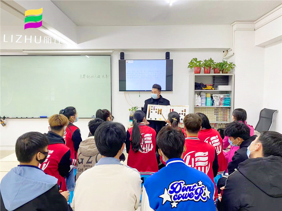 南寧哪里可以學(xué)染發(fā)？來麗竹學(xué)校魔幻色彩班