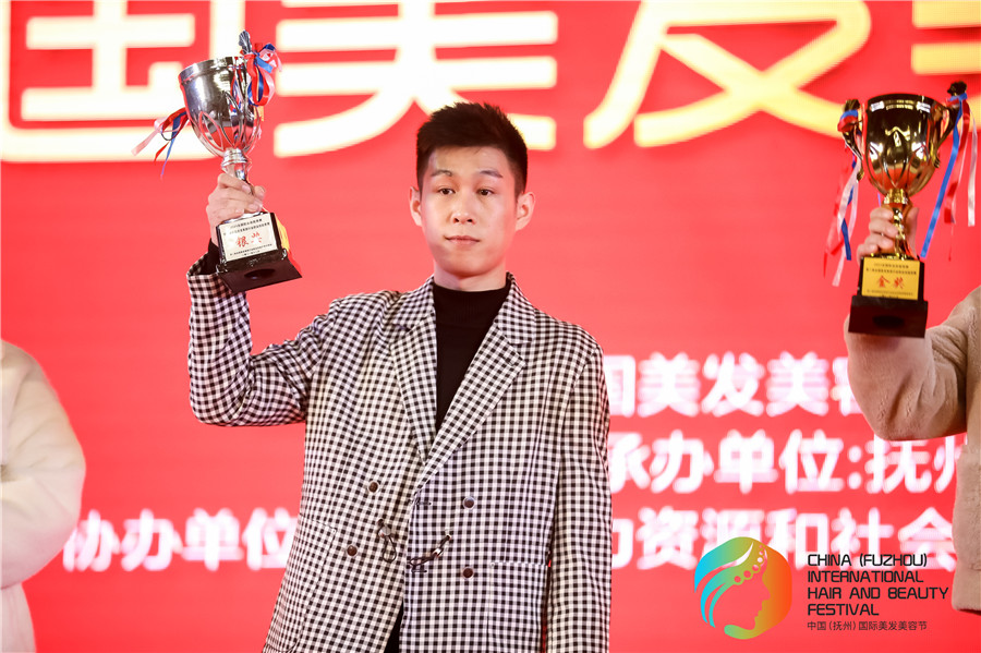 亞軍！祝賀玉可寧老師在全國美發(fā)美容行業(yè)職業(yè)技能競(jìng)賽斬獲佳績