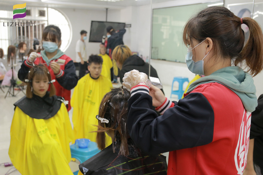 南寧燙染技術(shù)可以去哪里進(jìn)修？麗竹燙染培訓(xùn)班歡迎你