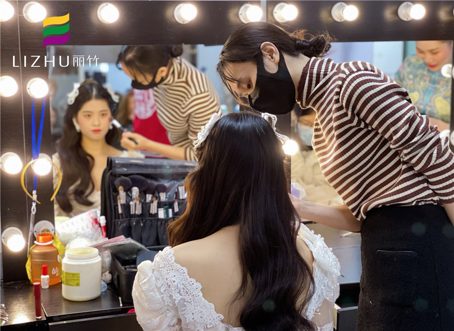 披發(fā)新娘妝容造型，南寧彩妝師培訓班學員作品