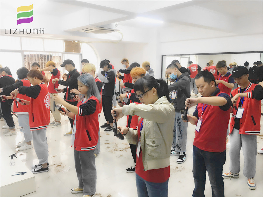 美發(fā)推剪練習(xí)課堂，南寧美發(fā)學(xué)校分享