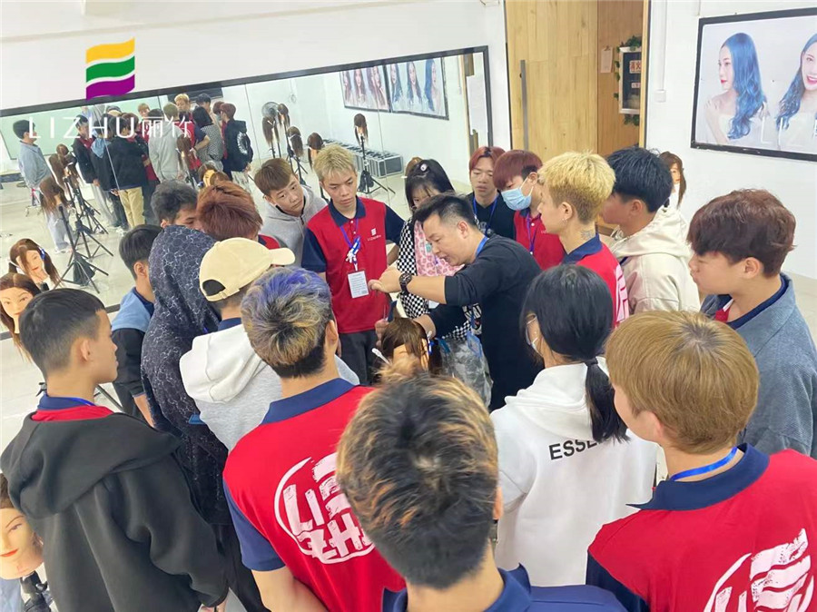 美發(fā)圓形層次修學(xué)習(xí)，廣西正規(guī)美發(fā)培訓(xùn)機(jī)構(gòu)學(xué)習(xí)