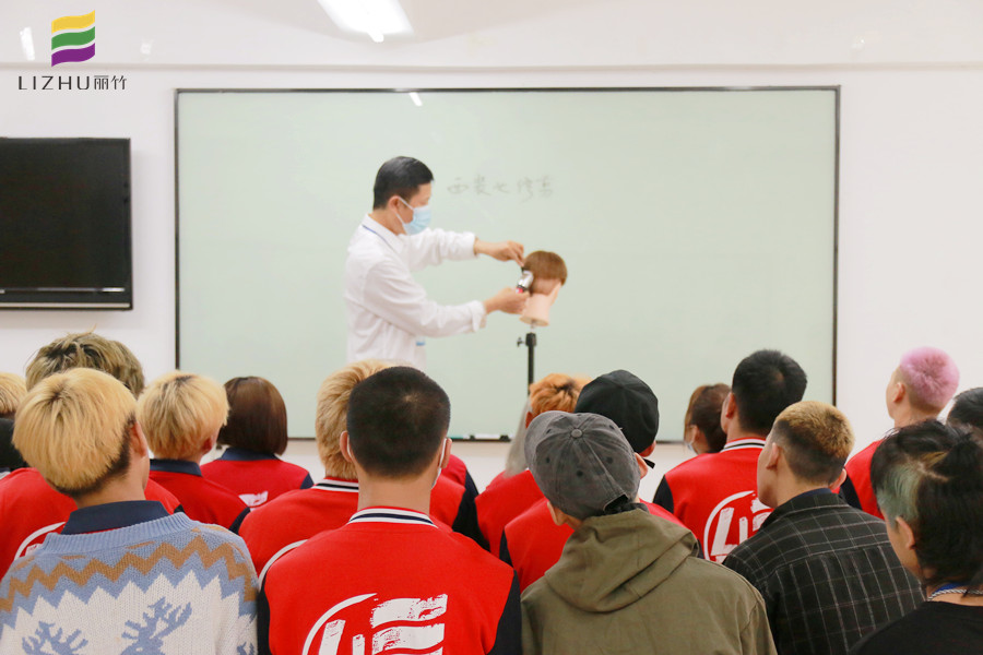 推剪的練習(xí)方法，廣西教美發(fā)基礎(chǔ)的學(xué)校分享