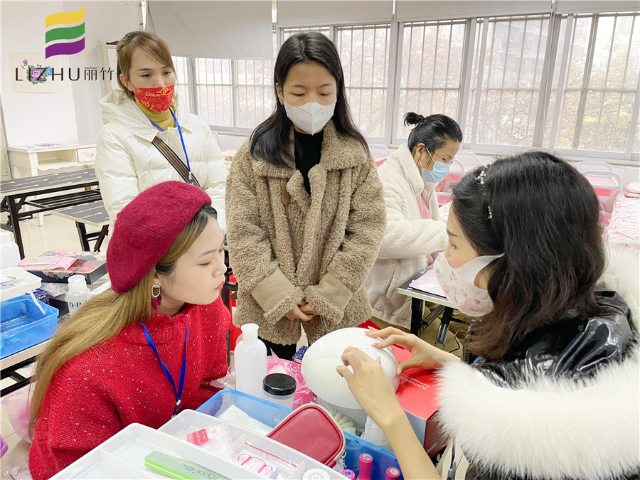 麗竹學(xué)校美甲培訓(xùn)班開(kāi)學(xué)日：認(rèn)識(shí)美甲工具