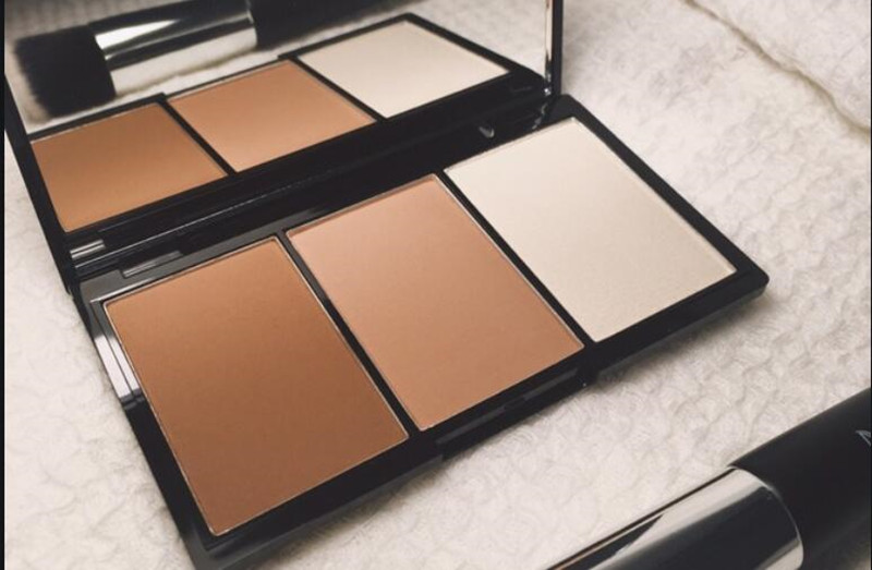 修容粉餅使用教程，廣西化妝基礎(chǔ)班教你