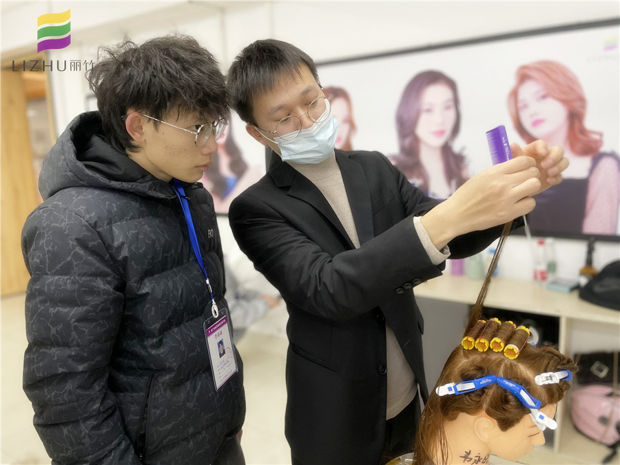 美發(fā)初學(xué)者如何練習(xí)上杠？廣西專業(yè)教燙染的學(xué)校教你