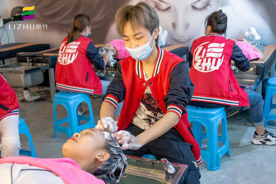 如何應(yīng)對頭發(fā)干枯毛躁？廣西美發(fā)護(hù)發(fā)技巧