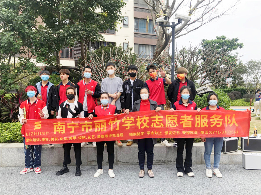 南寧美發(fā)學(xué)校小區(qū)理發(fā)，積極發(fā)揚(yáng)“雷鋒精神”