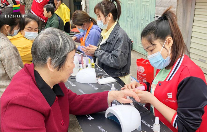 廣西美甲學(xué)校公益美甲進(jìn)社區(qū)，居民連聲道謝與稱贊