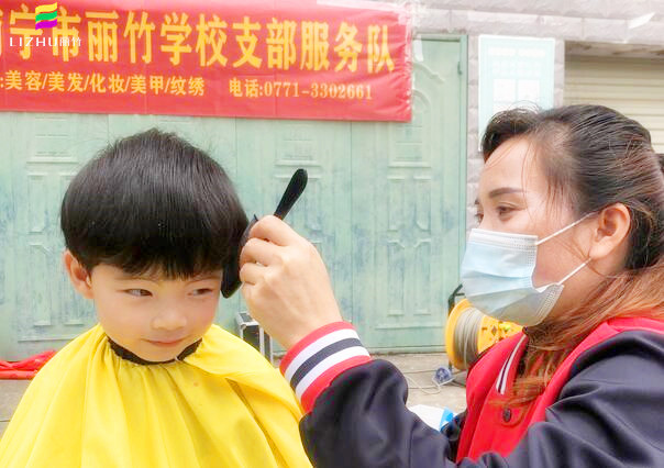 南寧麗竹學(xué)校公益理發(fā)，爭當(dāng)群眾身邊的“活雷鋒”