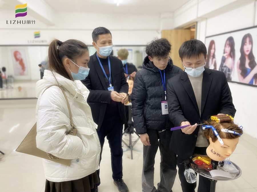  南寧教燙發(fā)：燙發(fā)時如何判斷發(fā)質(zhì)狀況？