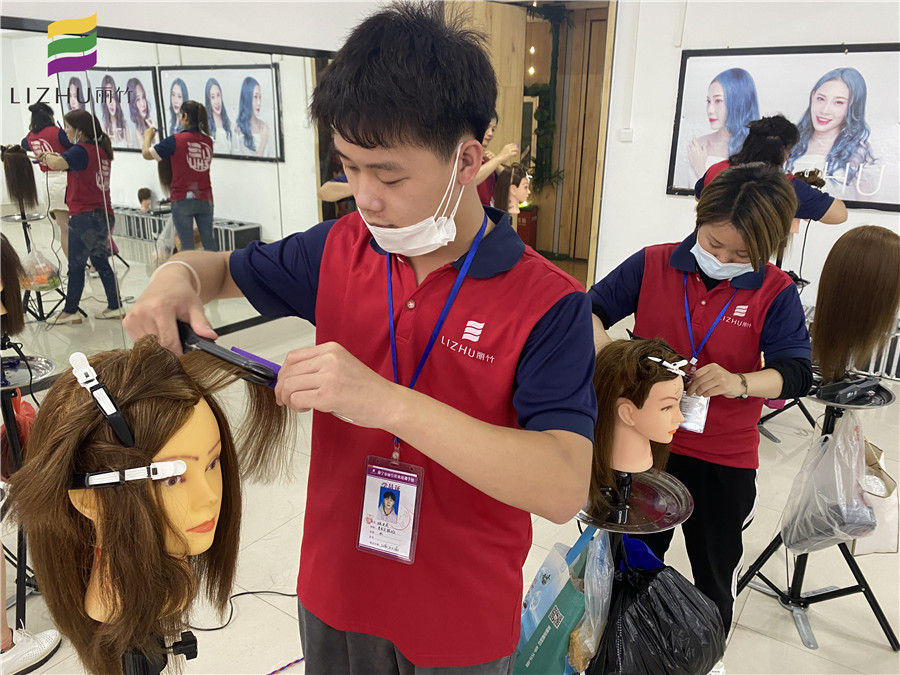 直板夾怎么用？廣西美發(fā)課堂學員為你講解