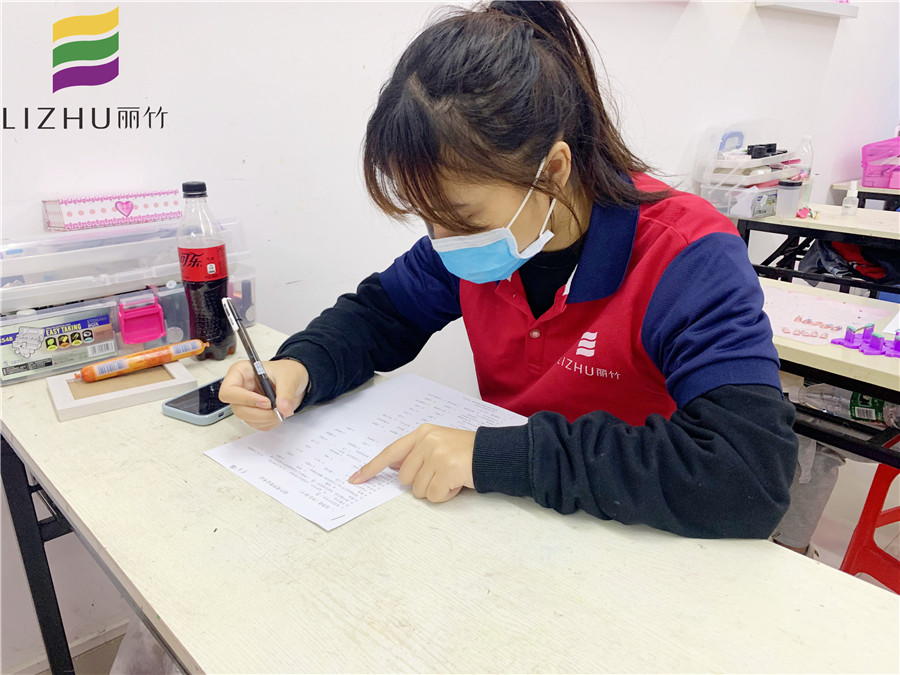 廣西美甲學(xué)校十大名校：學(xué)美甲為什么要重視理論？