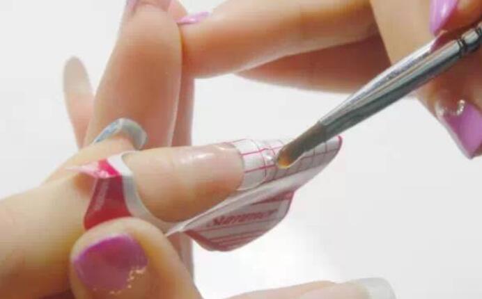 美甲延長(zhǎng)膠怎么卸？南寧美甲理論知識(shí)必學(xué)課程