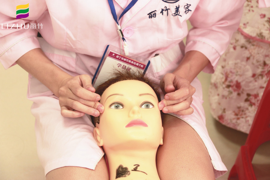 為什么學(xué)美容要練習(xí)假頭模？廣西認(rèn)可的美容學(xué)校告訴你