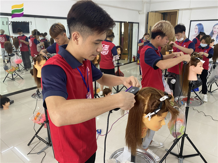 直板夾的使用教程，廣西學(xué)燙發(fā)技術(shù)的學(xué)校知識分享