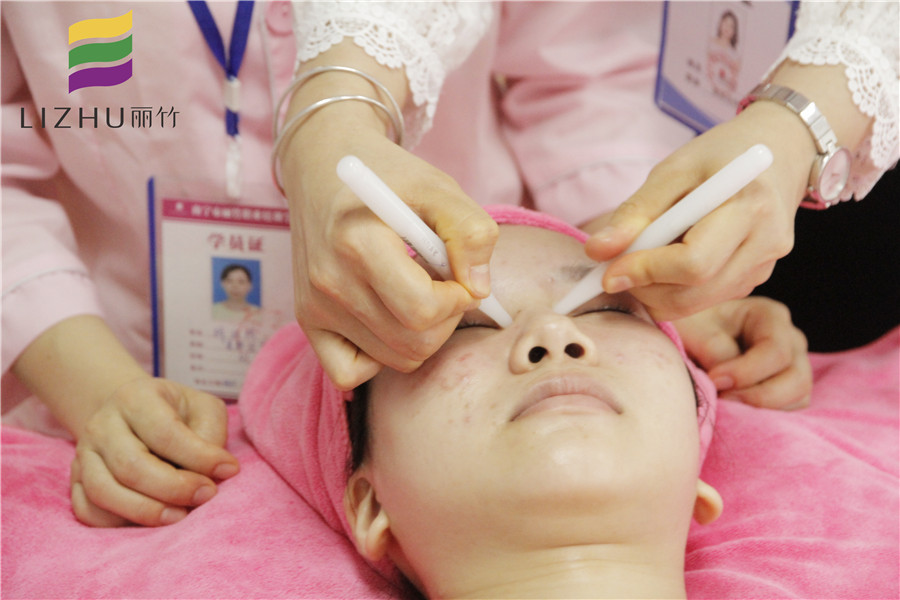 眼部撥筋的好處和壞處，學(xué)美容的正規(guī)學(xué)校推薦