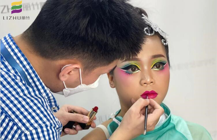 舞臺妝的特點，廣西彩妝培訓(xùn)機構(gòu)分享