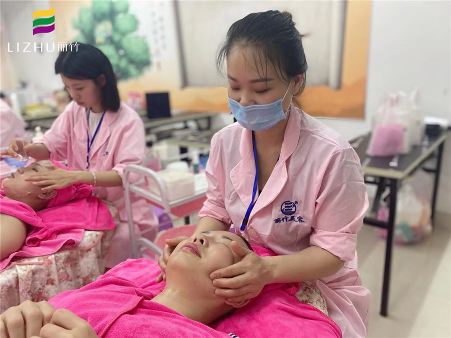 面部皮膚護理要學(xué)什么？廣西美容學(xué)校十大名校為你介紹