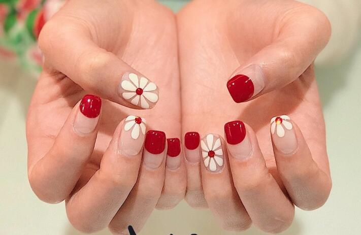 單色小雛菊美甲，簡約卻不簡單