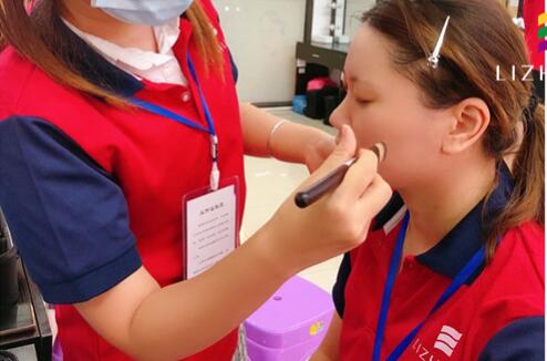 粉底刷海綿的區(qū)別，廣西化妝基礎(chǔ)教學(xué)