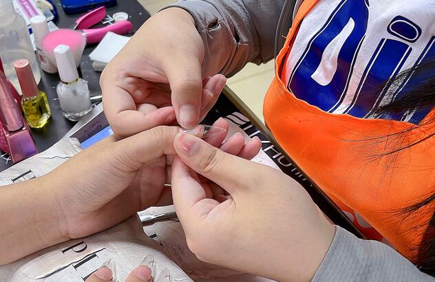 廣西哪里教美甲基礎(chǔ)？全貼甲片怎么貼？