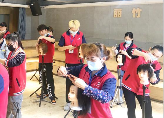 女士剪發(fā)打薄手法，南寧理發(fā)剪發(fā)學(xué)校課程分享