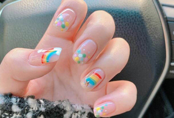 廣西美甲彩繪：彩虹美甲圖片欣賞