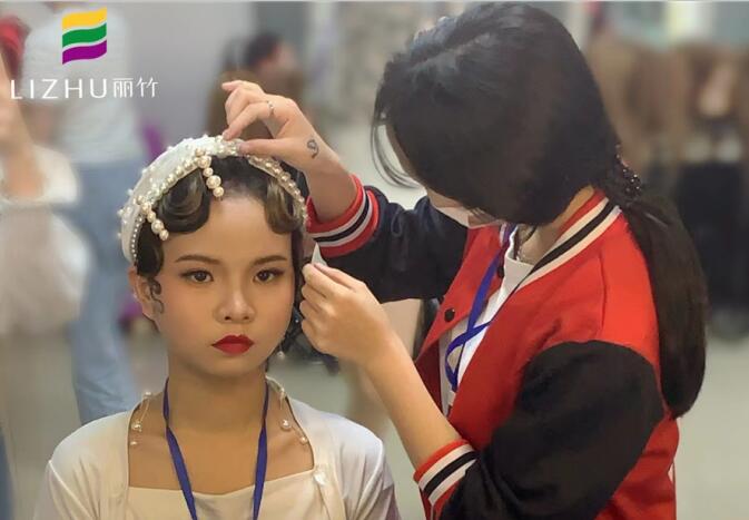 復(fù)古手推波發(fā)型練習(xí)，南寧學(xué)習(xí)盤發(fā)造型課堂實(shí)況