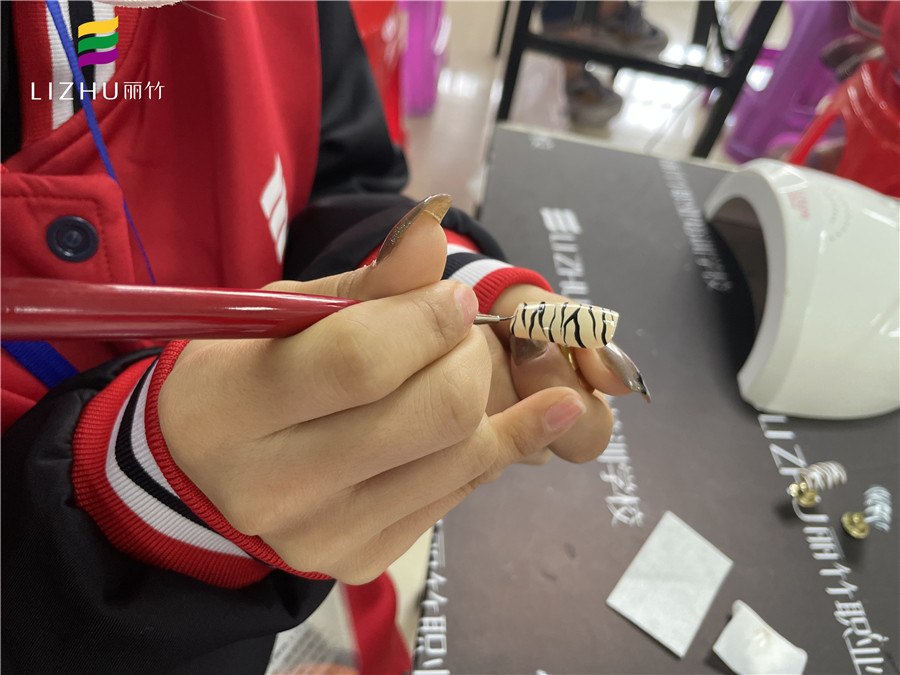 超簡單斑馬紋美甲教程，南寧專業(yè)美甲培訓學校教你