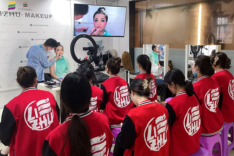 廣西彩妝學校舞臺妝欣賞，展現(xiàn)色彩夸張之美