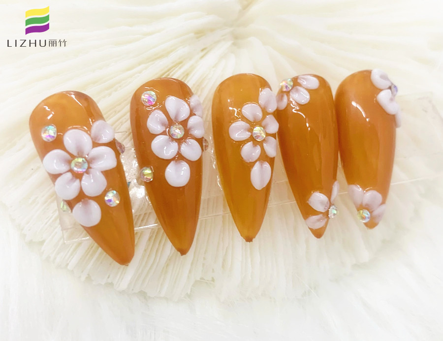 彩繪立體雕花美甲，南寧美甲培訓專業(yè)學校作品