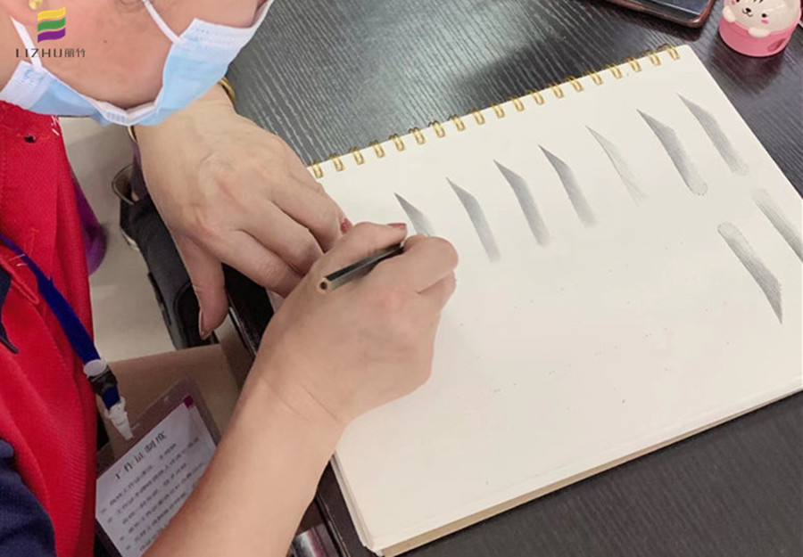 妝紙上快速畫(huà)眉技巧，南寧化妝基礎(chǔ)培訓(xùn)班學(xué)員有方法