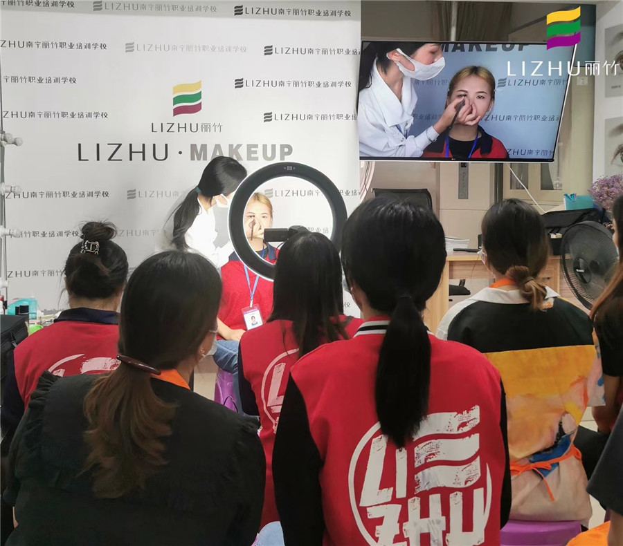 化妝新手畫(huà)眉方法，廣西化妝彩妝培訓(xùn)學(xué)校演示手法