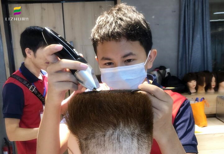 用推剪怎么理平頭？南寧理發(fā)培訓(xùn)學(xué)校實操演示