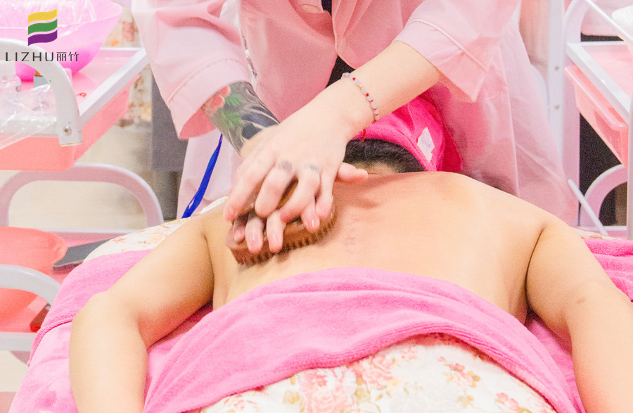 按摩刷刷背的好處，廣西美容按摩培訓(xùn)班課程