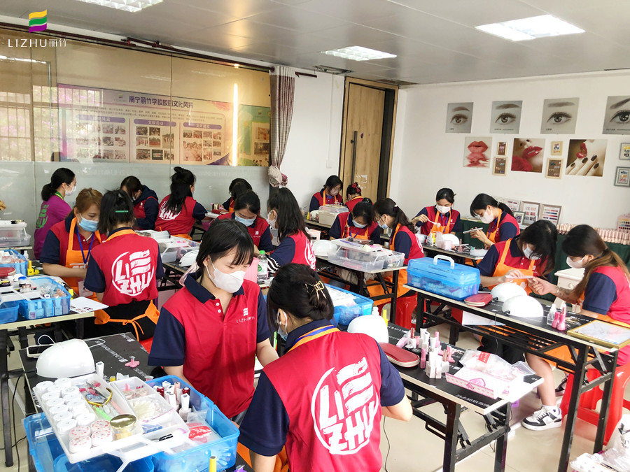 南寧美甲學(xué)校推薦-學(xué)美甲，到麗竹學(xué)校