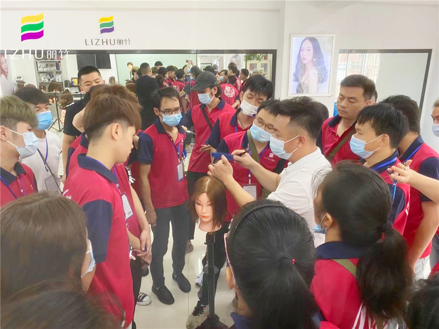 短發(fā)兩側(cè)層次修剪，南寧美發(fā)師職業(yè)培訓(xùn)學(xué)校