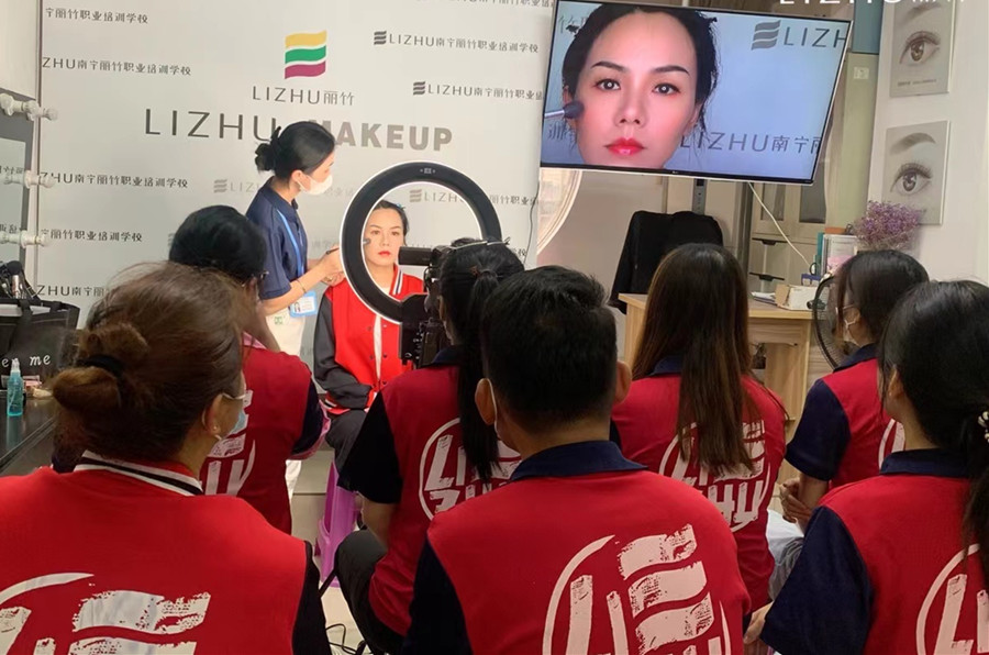 夏季黃色眼影妝妝容，廣西化妝造型培訓(xùn)機(jī)構(gòu)