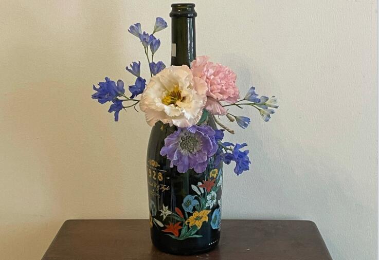 南寧哪里可以學(xué)花藝？先來看看酒瓶插花作品