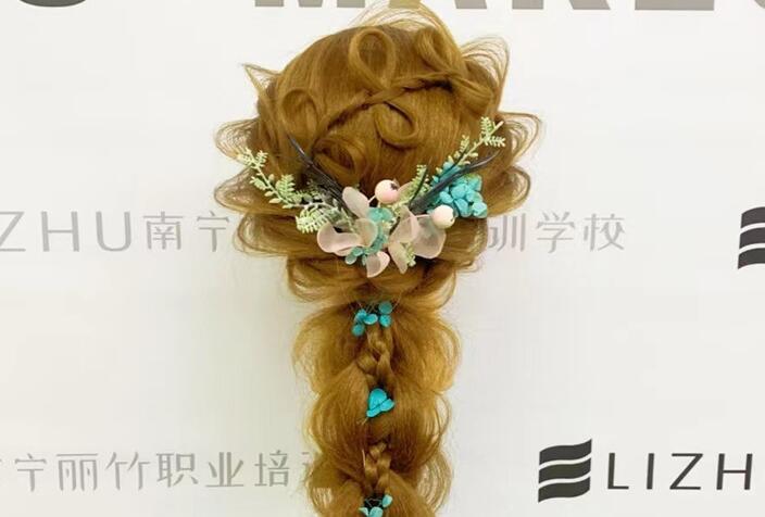 森系編發(fā)造型圖片，南寧編發(fā)培訓(xùn)學(xué)校作品