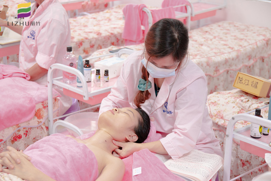 頸部提升美容手法，廣西南寧美容學(xué)校講解課程
