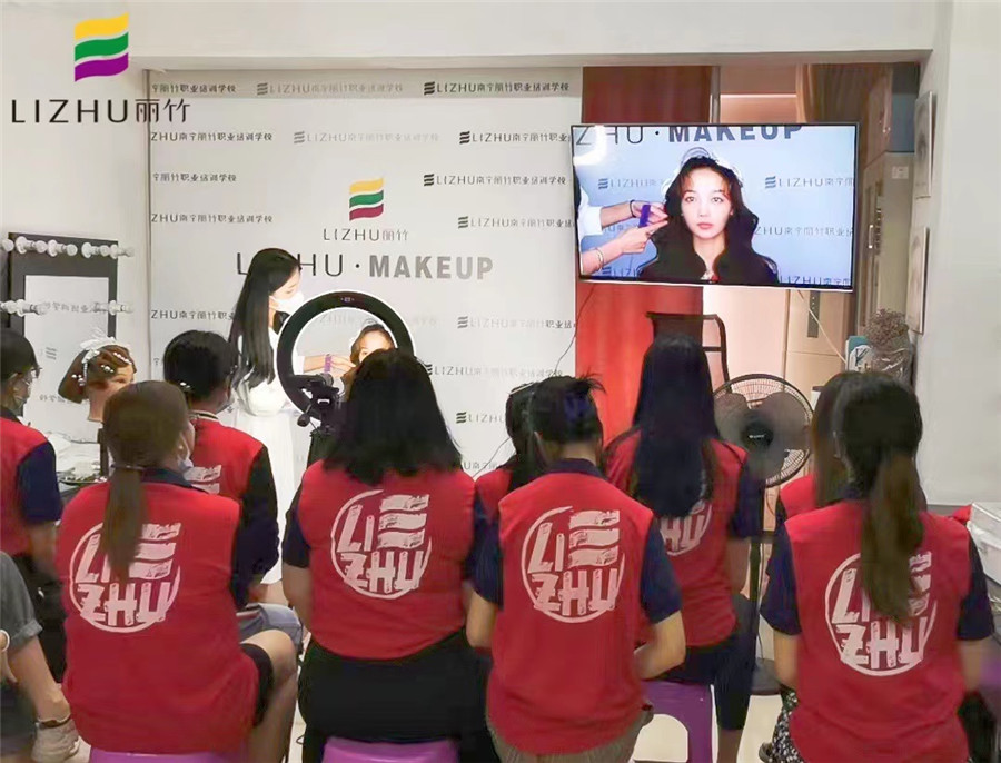 韓式披發(fā)造型，南寧時(shí)尚彩妝培訓(xùn)班課堂分享